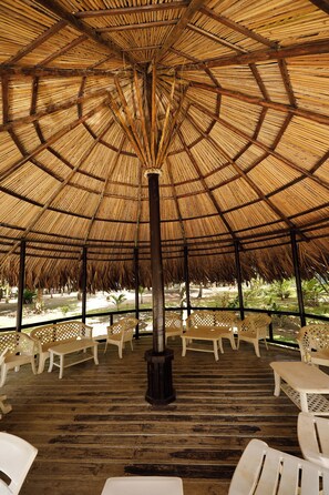 Outdoor pool, pool loungers - Turtle Beach Lodge (Colorado)