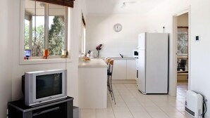 Cafetera/tetera, refrigerador con freezer, microondas, horno
