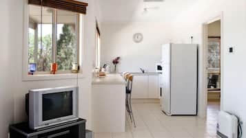Full-size fridge, microwave, oven, stovetop
