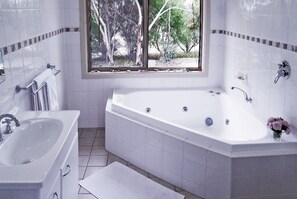 Tina con regadera, tina de hidromasaje, amenidades de baño gratuitas 