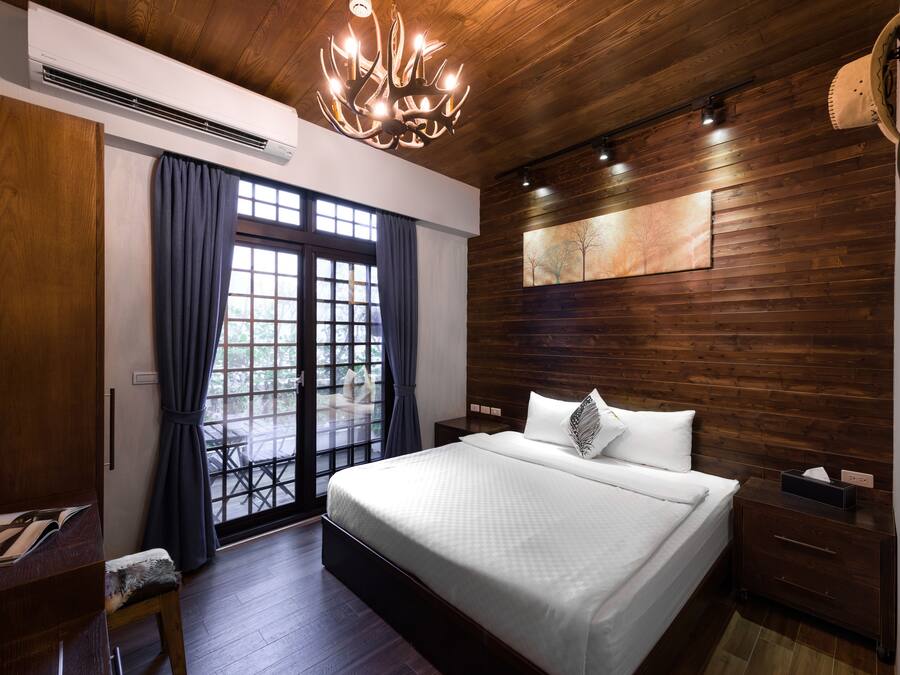 Premium bedding, individually decorated, individually furnished, desk