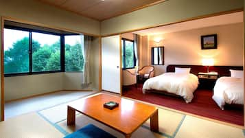 	Japanese and Western Room (40㎡) (2 Beds and 2 Japanese Futon) | Desk, free WiFi, bed sheets