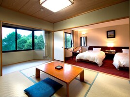 	Japanese and Western Room (40㎡) (2 Beds and 2 Japanese Futon) | Desk, free WiFi, bed sheets