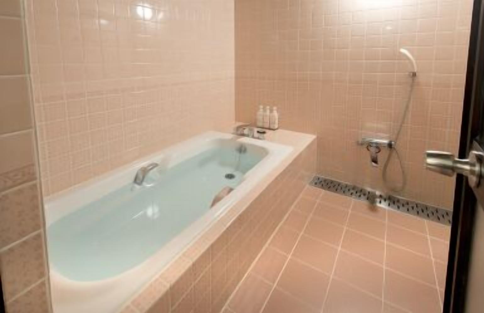 deep-soaking bathtub