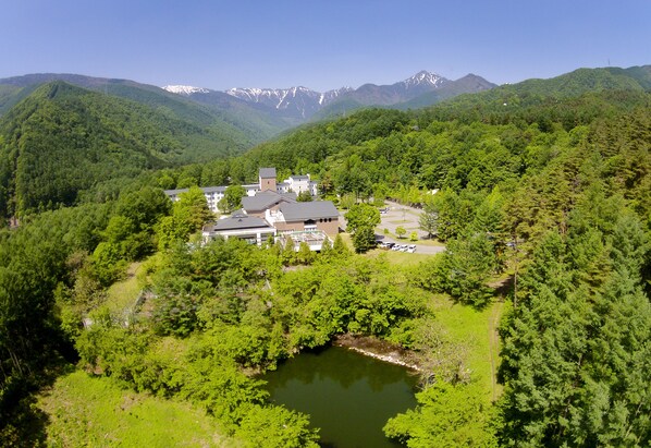 A lodge surrounded by dense forest and mountains. - Azumino Hotaka View Hotel (Azumino)