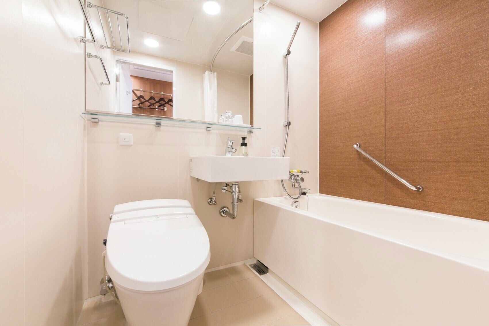 combined shower/bathtub, deep-soaking bathtub, free toiletries