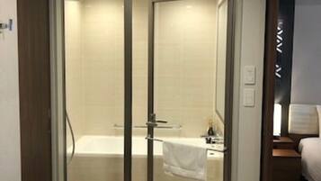 Combined shower/bathtub, deep-soaking bathtub, free toiletries