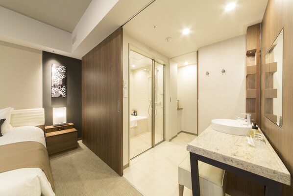 Executive Double Room, Non Smoking (Single Use) | In-room safe, soundproofing, iron/ironing board, free WiFi