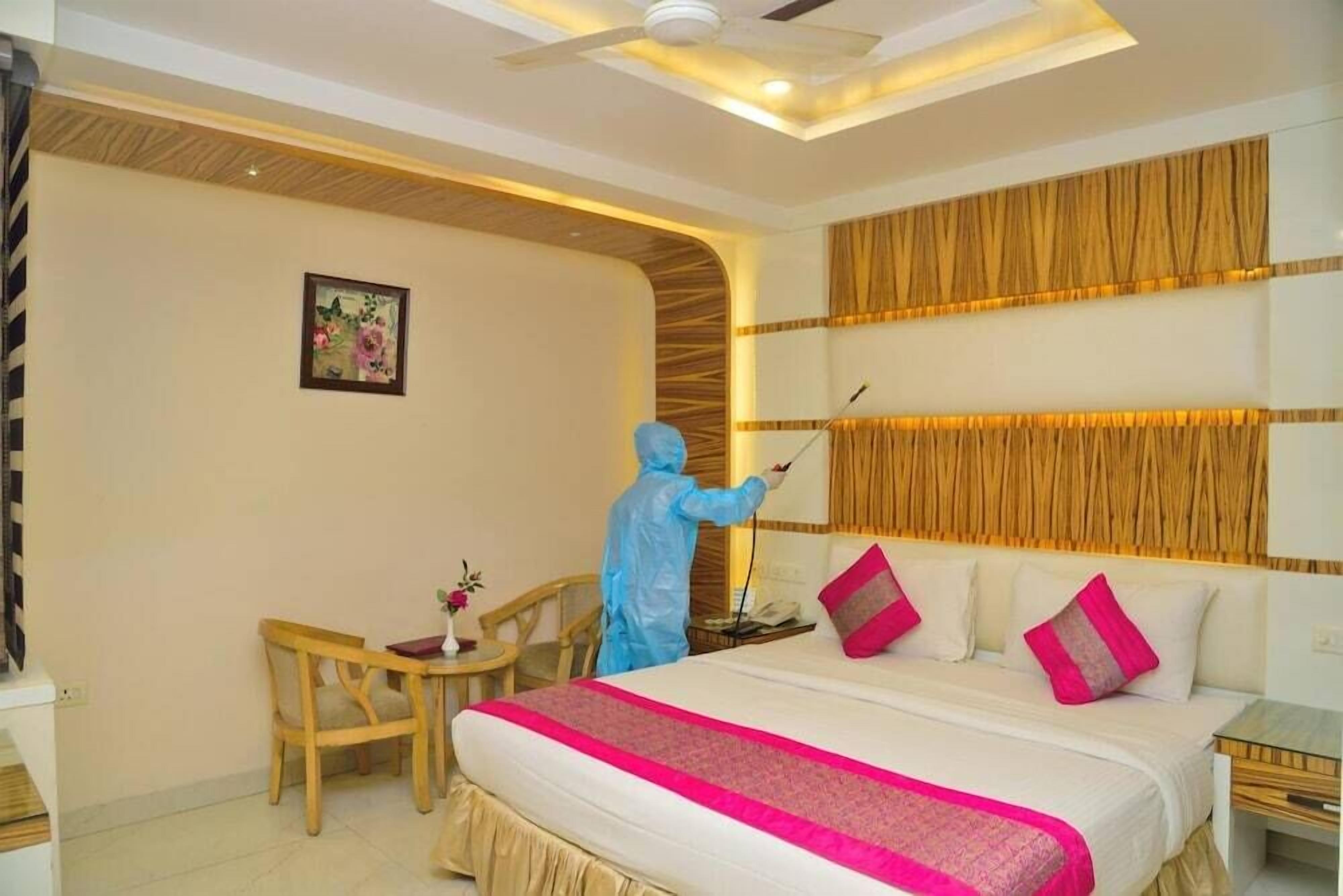 Deluxe Room Free Wi-Fi and 1 Complimentary Snack Basket | Bar mini, peti besi dalam bilik, meja, kalis bunyi 