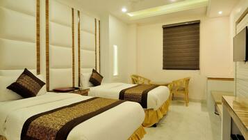 Minibar, caja de seguridad en la habitación y escritorio