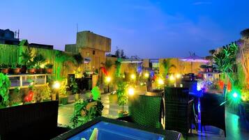 Lunch and dinner served, international cuisine