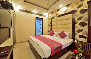 Cofres nos quartos, individualmente mobiliados, escrivaninha