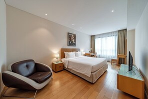 3 Bedroom Executive with Balcony | Zimmersafe, Schreibtisch, Verdunkelungsvorhänge, Bügeleisen/Bügelbrett