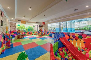 Área de juegos infantiles techada