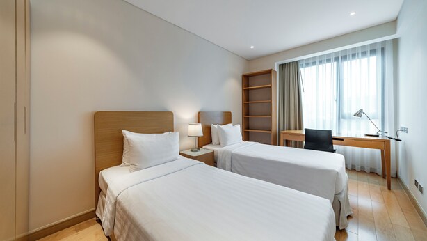 3 Bedroom Executive with Balcony | ตู้นิรภัยในห้องพัก, โต๊ะทำงาน, ผ้าม่านกันแสง, เตารีด/โต๊ะรีดผ้า