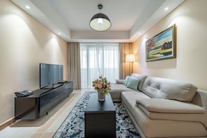 2 Bedroom Premier with Balcony | Wohnbereich | Fernseher