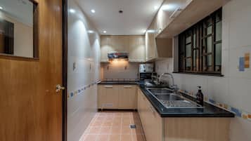 2 Bedroom Executive with Balcony | 私人廚房 | 大型冰箱、微波爐、電熱水壺、兒童餐椅