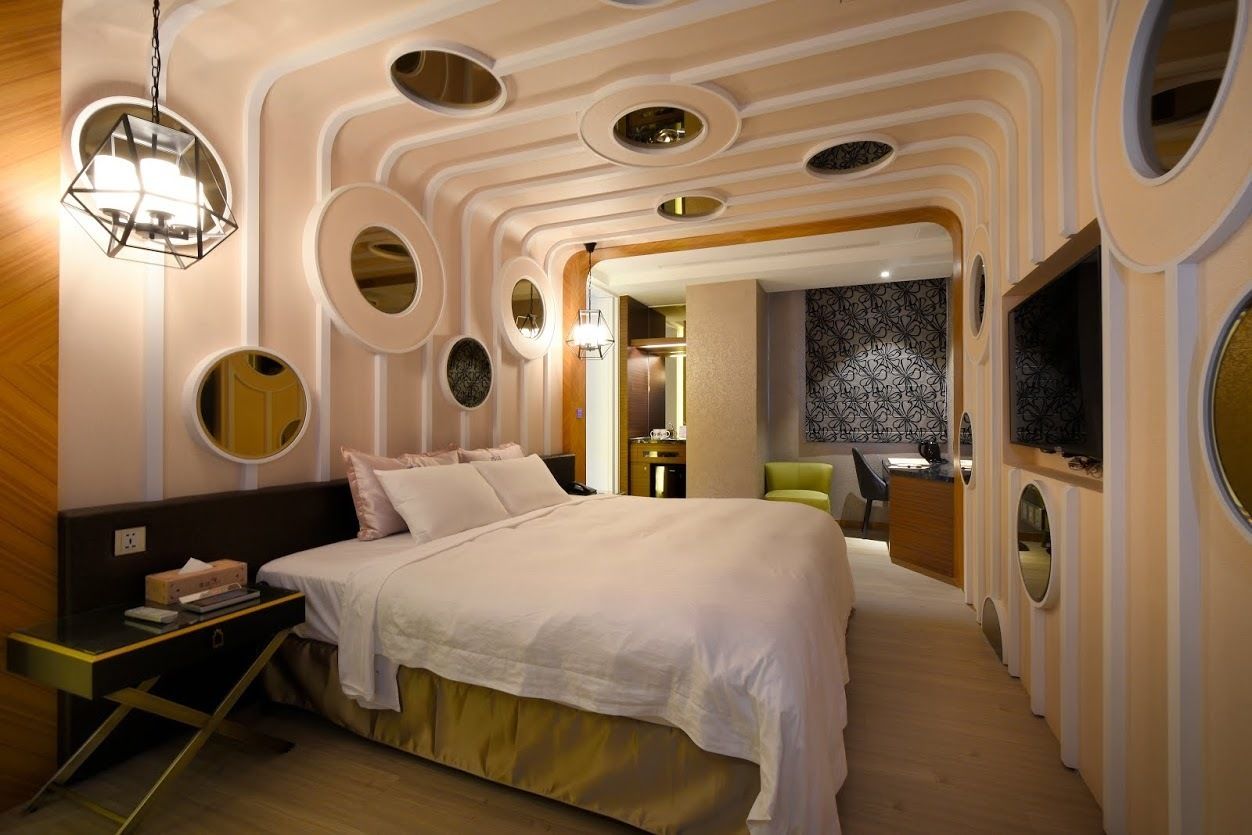 Premium bedding, free minibar, in-room safe, soundproofing