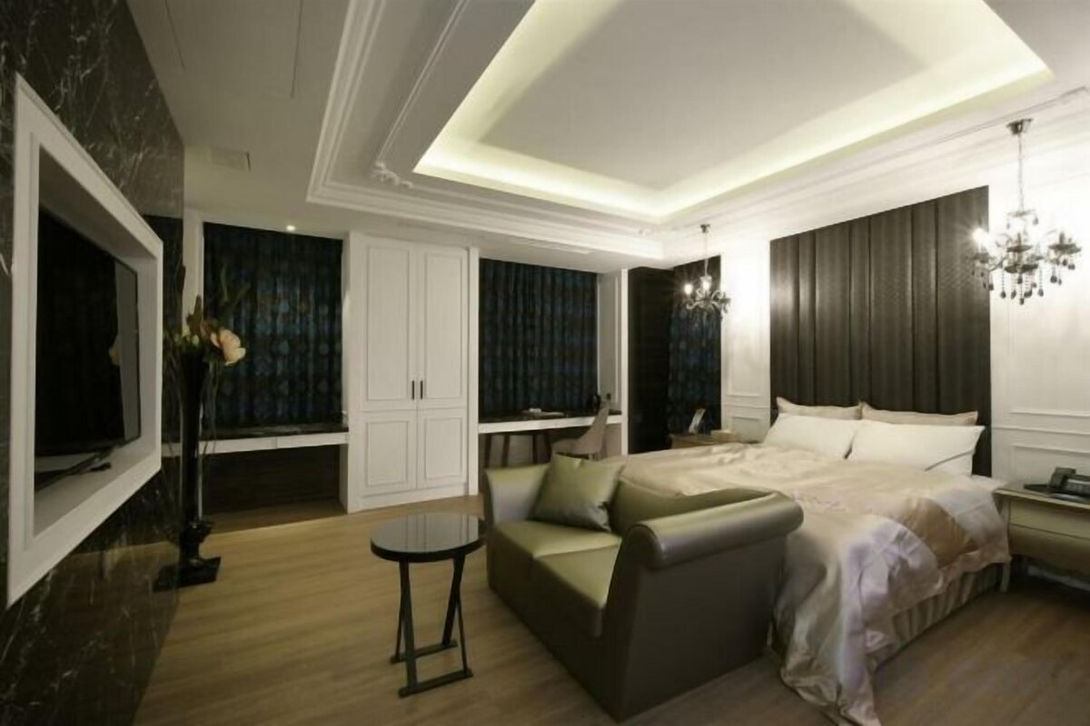 Premium bedding, free minibar, in-room safe, soundproofing