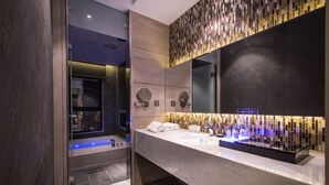 Een moderne badkamer met een grote spiegel, vloerverwarming en een inloopdouche.