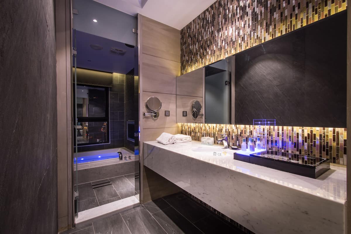 classic double room (checkin after 3pm, 6pm on saturday) | 1 bedroom, premium bedding, free minibar, in-room safe