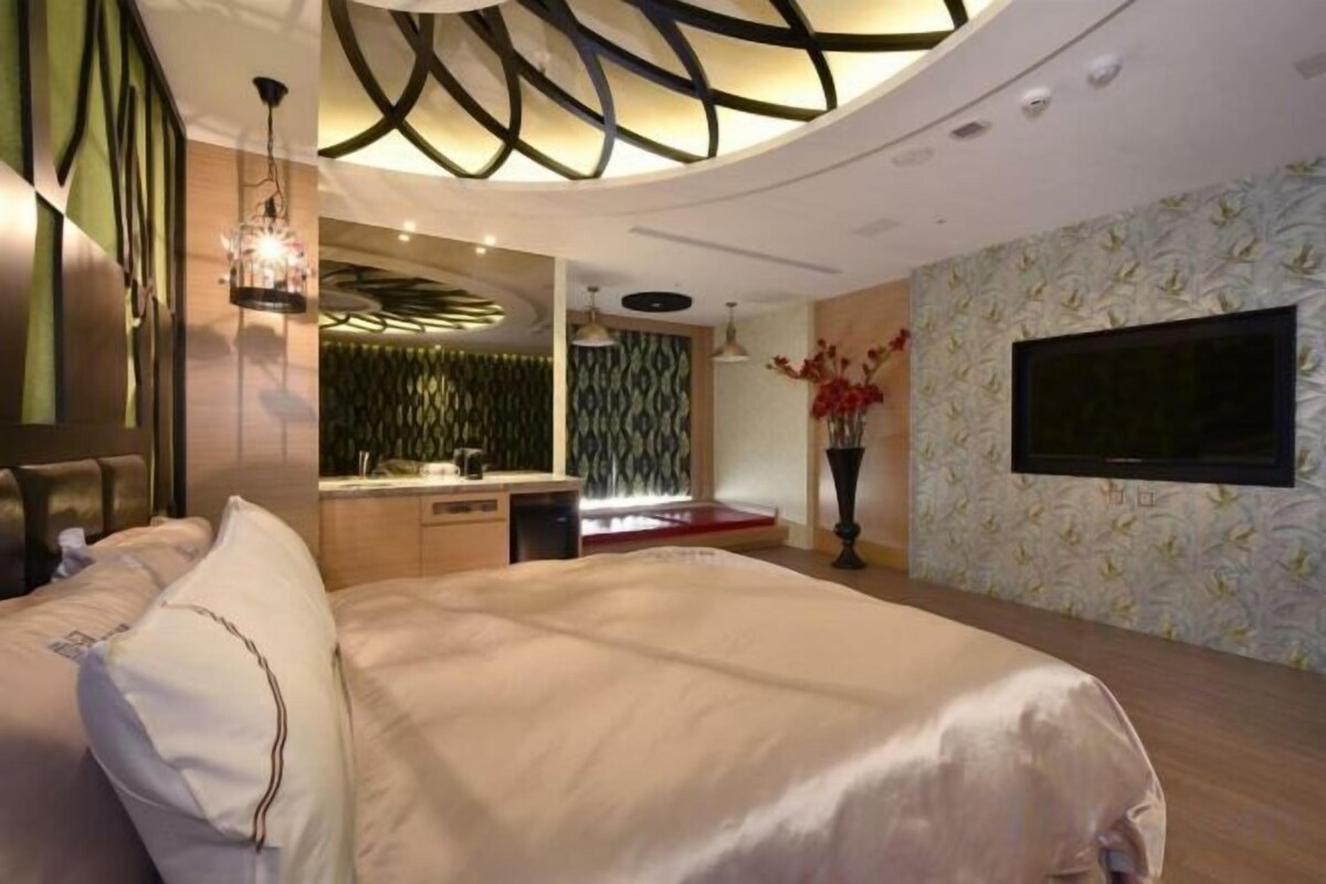 Premium bedding, free minibar, in-room safe, soundproofing