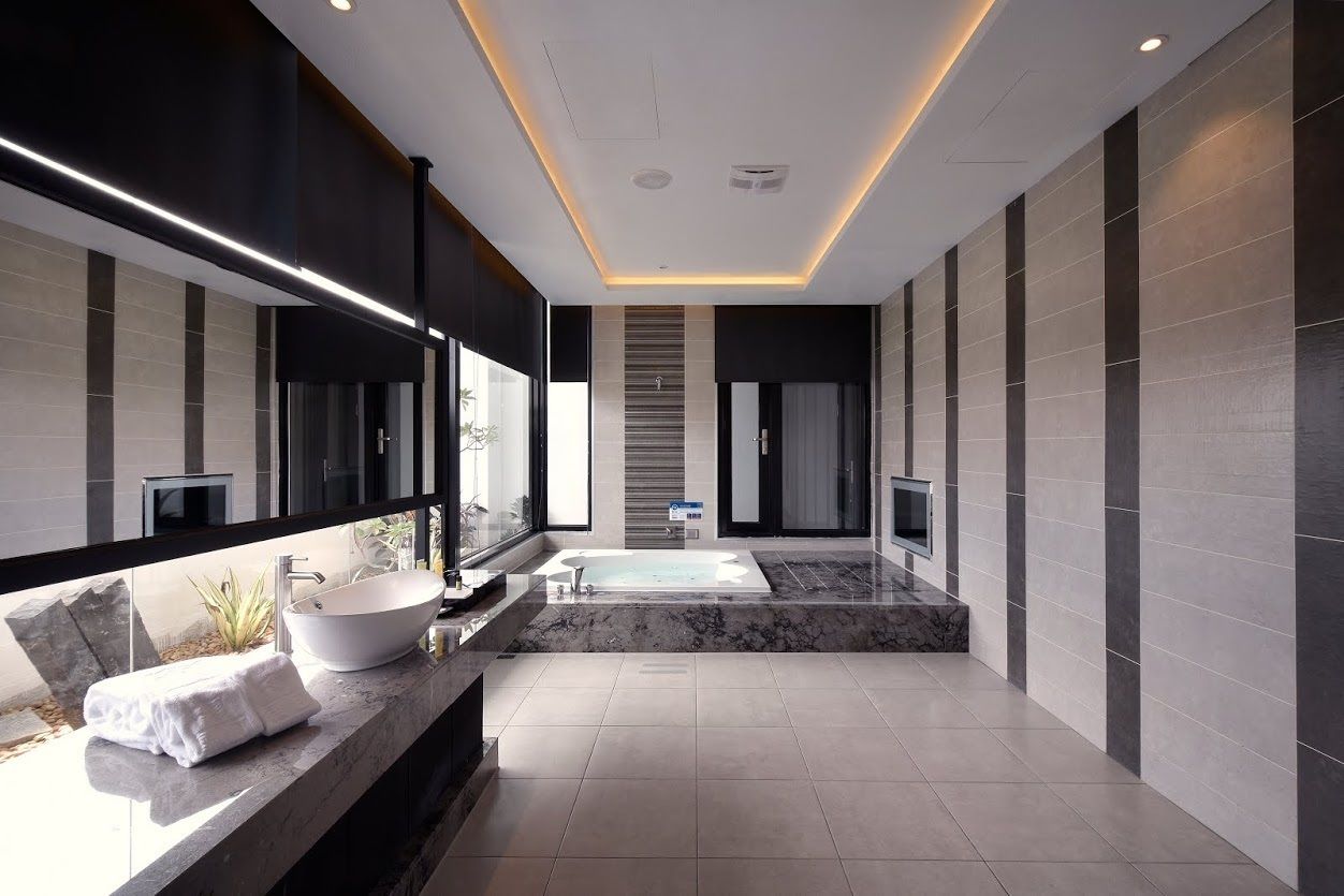 separate bathtub and shower, jetted bath, free toiletries, hair dryer