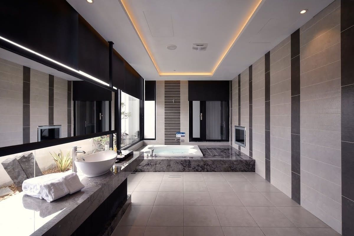 separate bathtub and shower, jetted bath, free toiletries, hair dryer