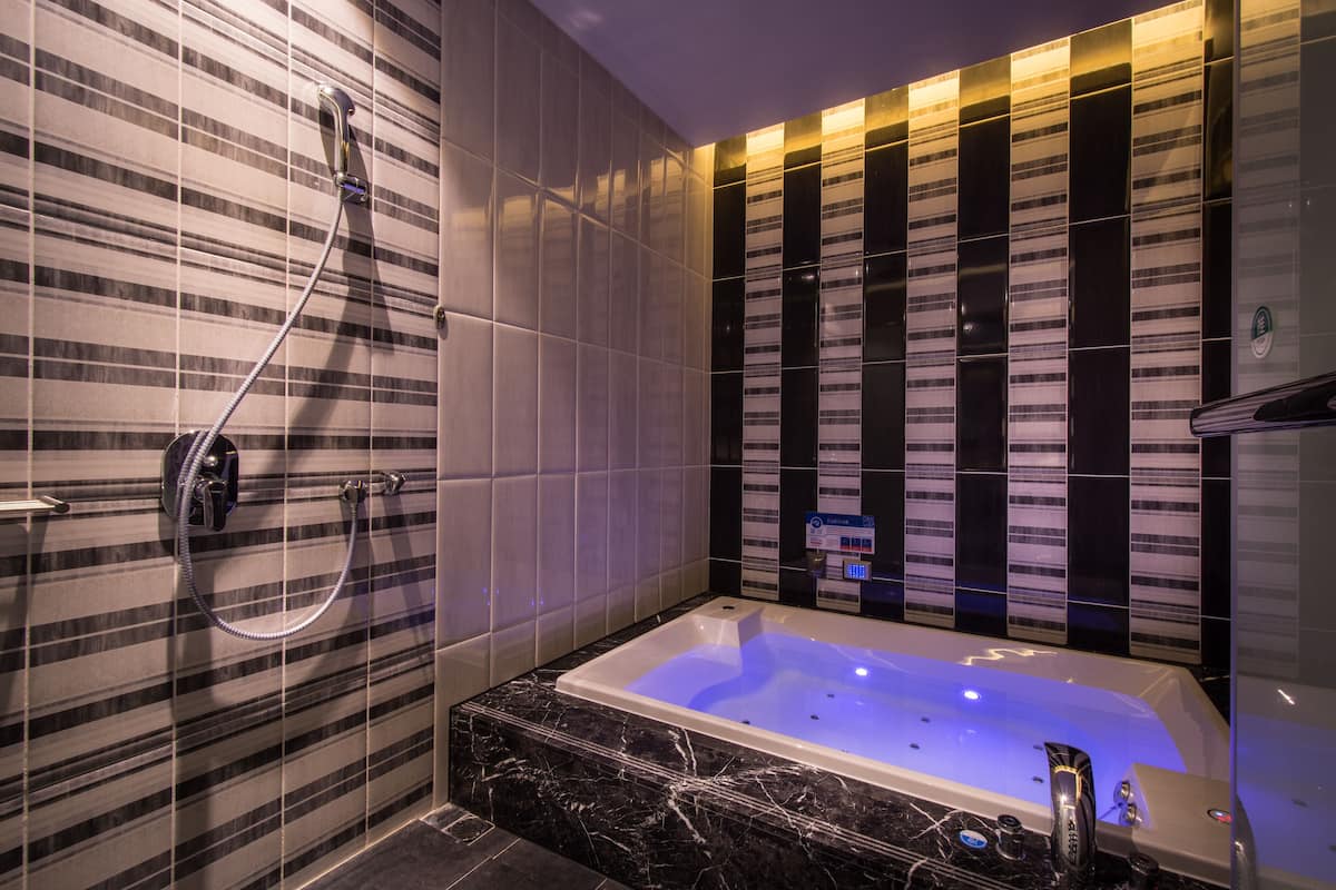 comfort quadruple room (checkin after 3pm, 6pm on saturday) | bathroom | separate bathtub and shower, jetted bath, free toiletries, hair dryer