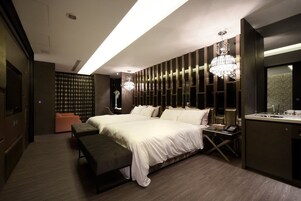 Premium bedding, free minibar, in-room safe, soundproofing