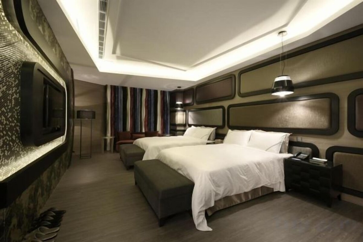 Premium bedding, free minibar, in-room safe, soundproofing