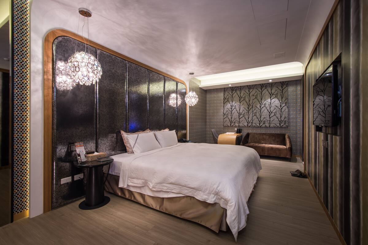 classic double room (checkin after 3pm, 6pm on saturday) | 1 bedroom, premium bedding, free minibar, in-room safe