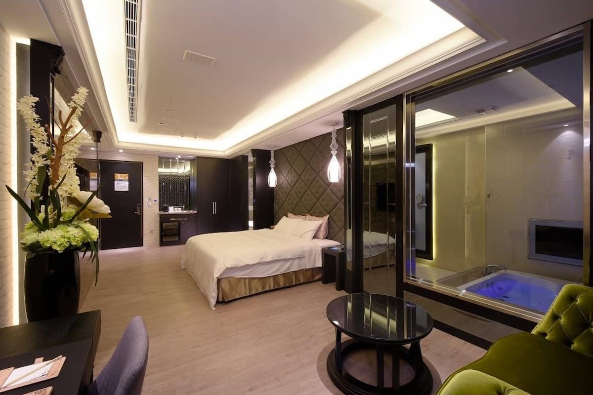 1 bedroom, premium bedding, free minibar, in-room safe