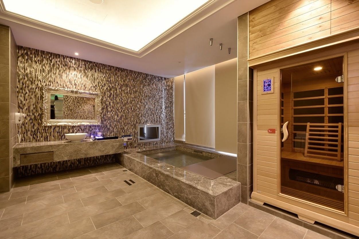 separate bathtub and shower, jetted bath, free toiletries, hair dryer