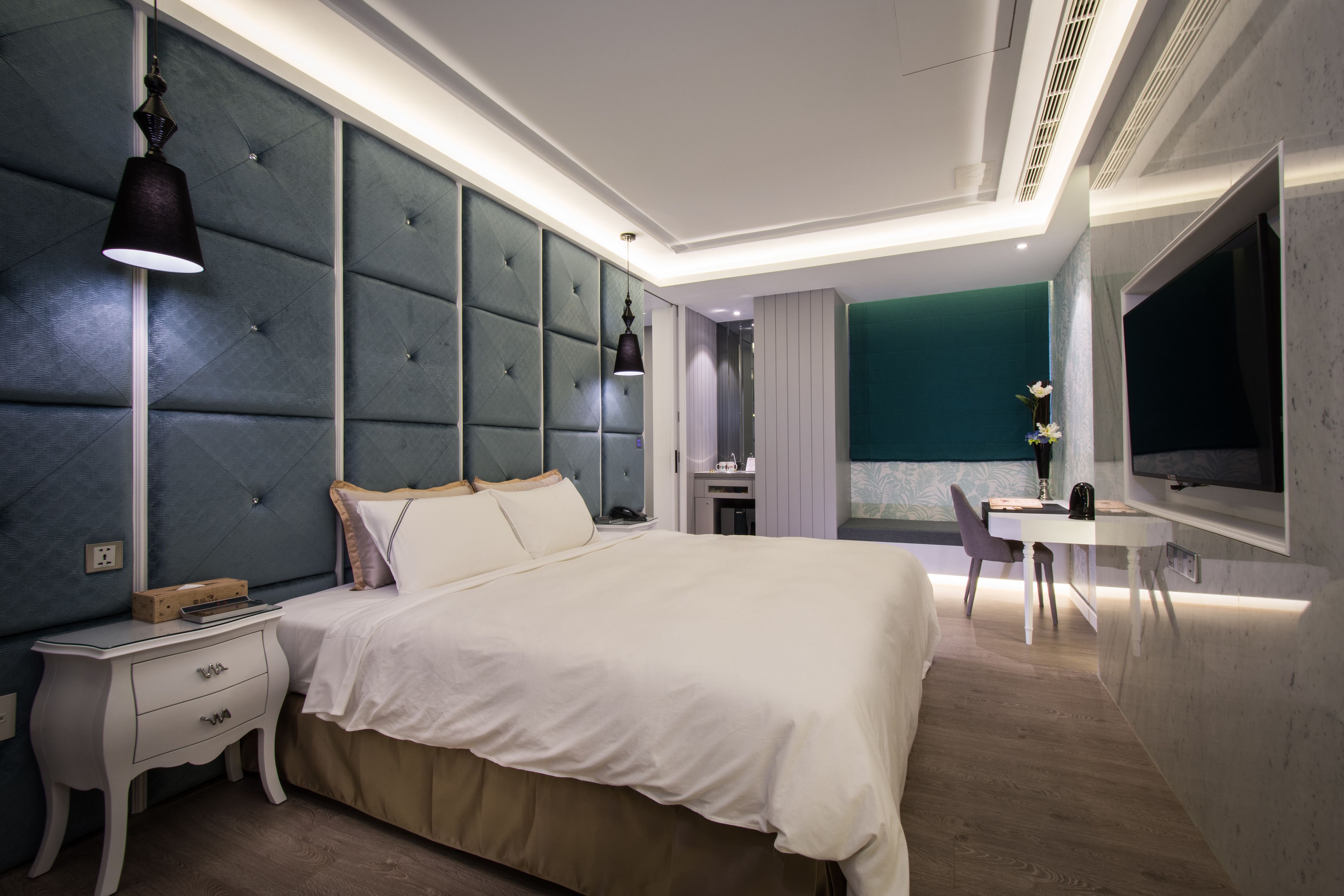 Classic Double Room (checkin after 3pm, 6pm on Saturday) | Bathroom | Separate tub and shower, jetted tub, free toiletries, hair dryer