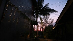 Ein Gebäude mit Lichterketten und einer Palme.