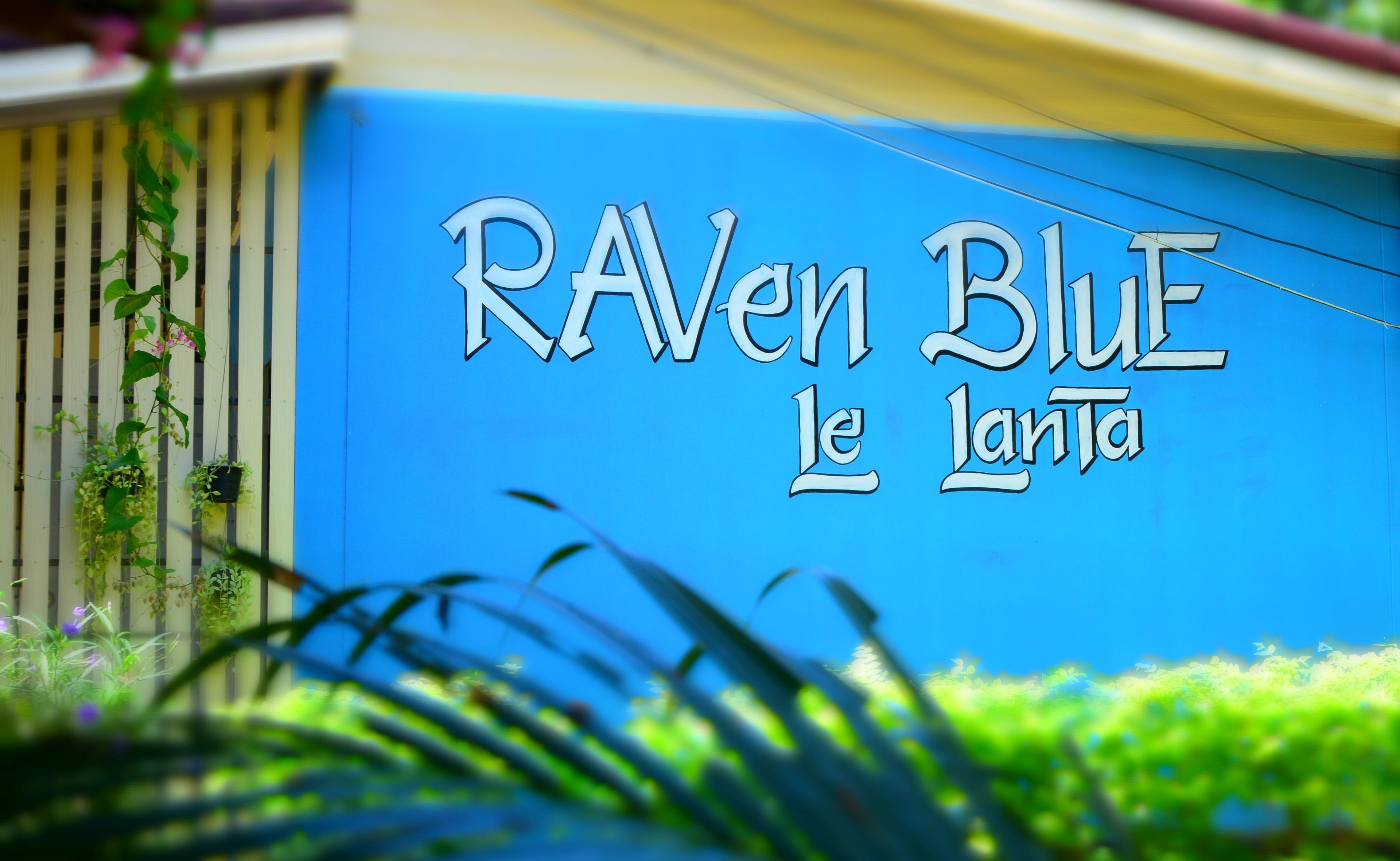 A sign with the text "Raven Blue le Lanta".
