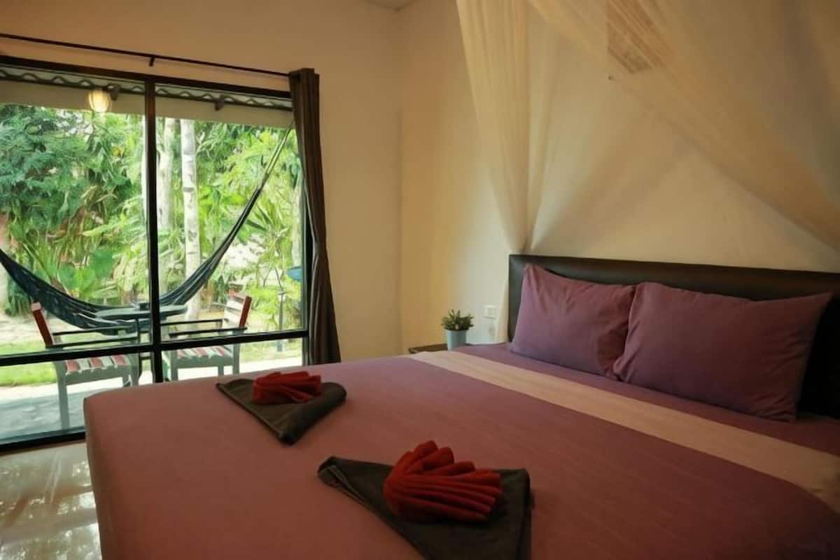 Minibar, escritorio y wifi gratis 