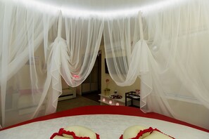 Honeymoon Suite | Desk, iron/ironing board, rollaway beds, free WiFi - City hotel (Novosibirsk)