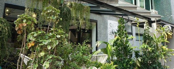 A building with a modern architectural style, featuring a mix of glass and concrete materials. - Nihao Cafe Hotel (Taipei)