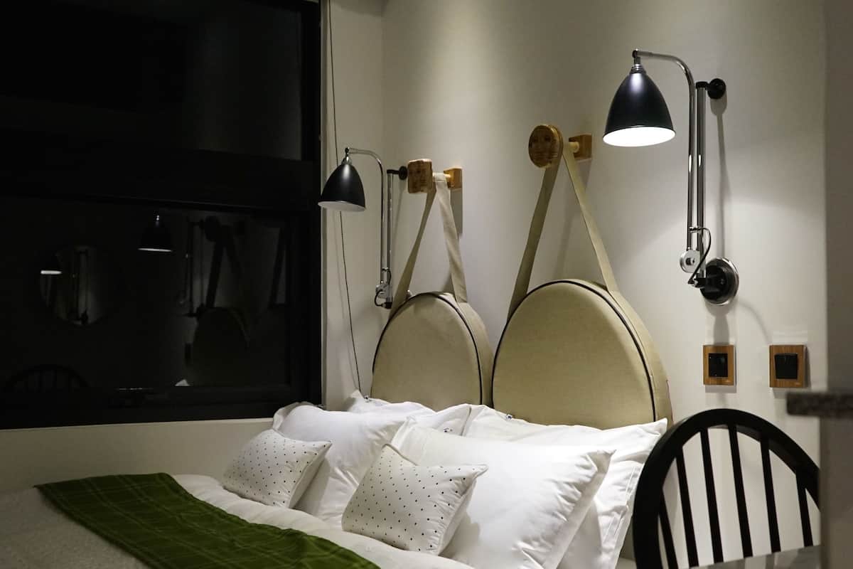Doppia Standard, 1 letto matrimoniale, vista giardino | Una scrivania, insonorizzazione, ferro/asse da stiro, Wi-Fi gratuito