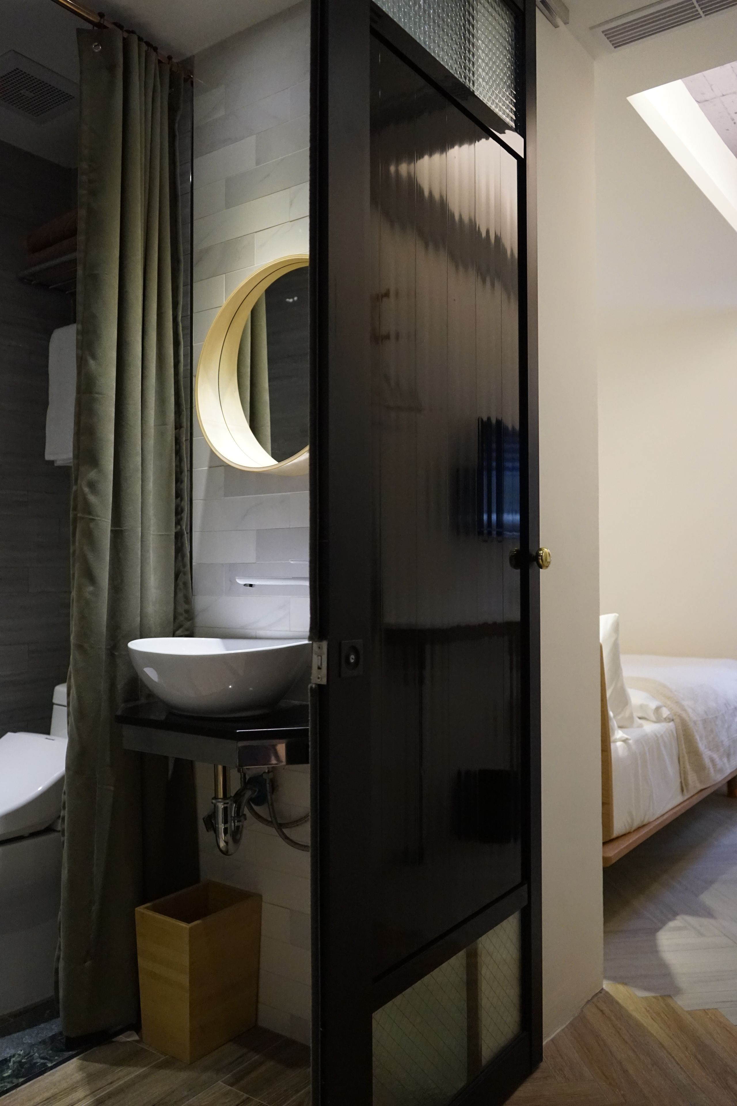basic double room, private bathroom | bathroom | shower, free toiletries, hair dryer, slippers