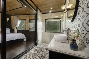 Bathroom - Victory Star Cruise (Ha Long)
