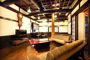 Flat-screen TV, DVD player - Kyo-machiya Stay WAKA Fushimiinari-tei (Kyoto)