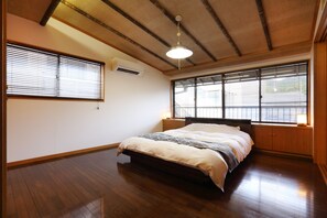4 bedrooms, premium bedding, down duvets, in-room safe - Kyo-machiya Stay WAKA Fushimiinari-tei (Kyoto)