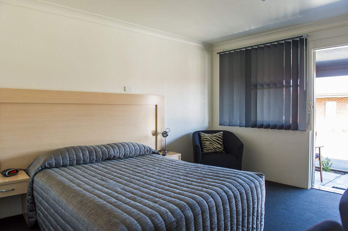 Escrivaninha, ferros/tábuas de passar roupa, berços (sobretaxa)