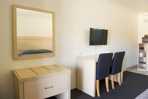 Executive-Zimmer, 1 Queen-Bett | Schreibtisch, Bügeleisen/Bügelbrett, Babybetten, kostenloses WLAN