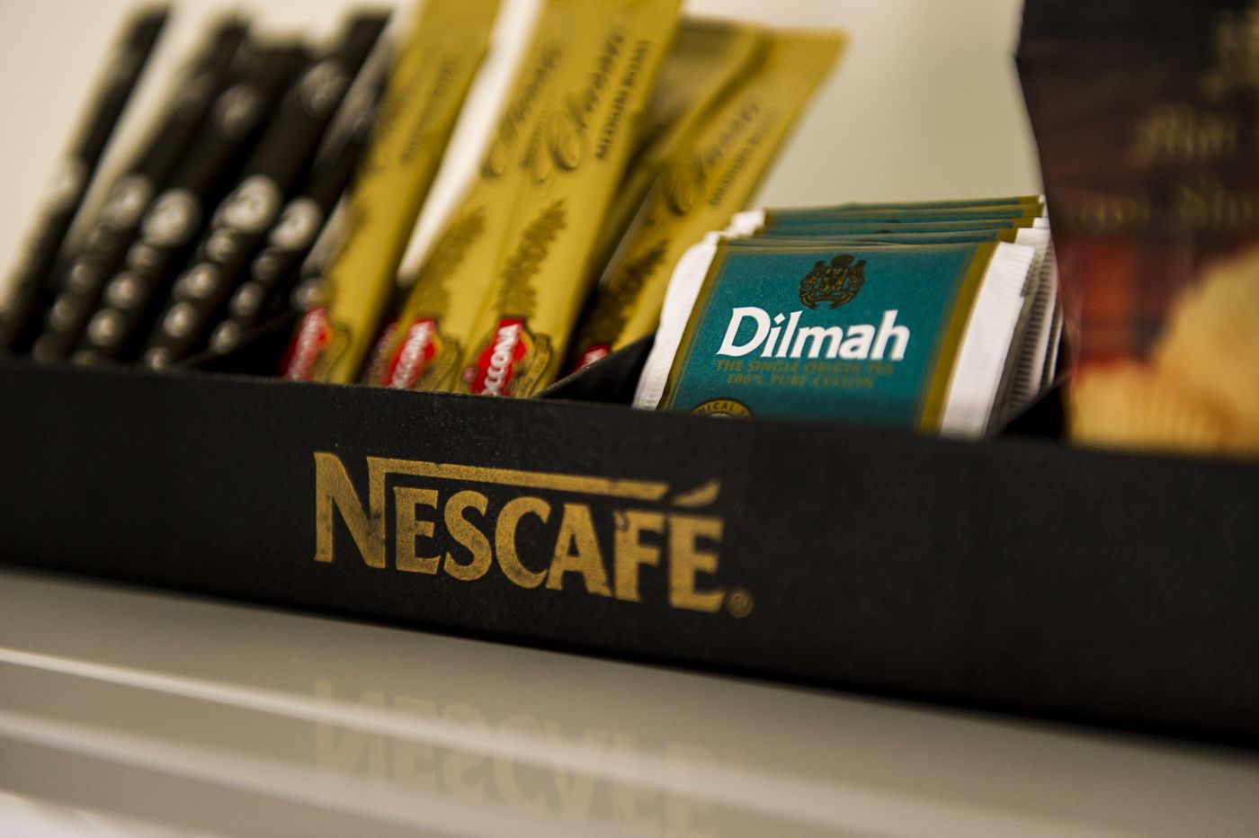 Una caja de Nescafé, un libro y un paquete de cigarrillos.