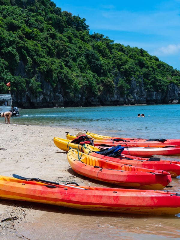 Sulla spiaggia, sabbia bianca, teli da spiaggia, kayak