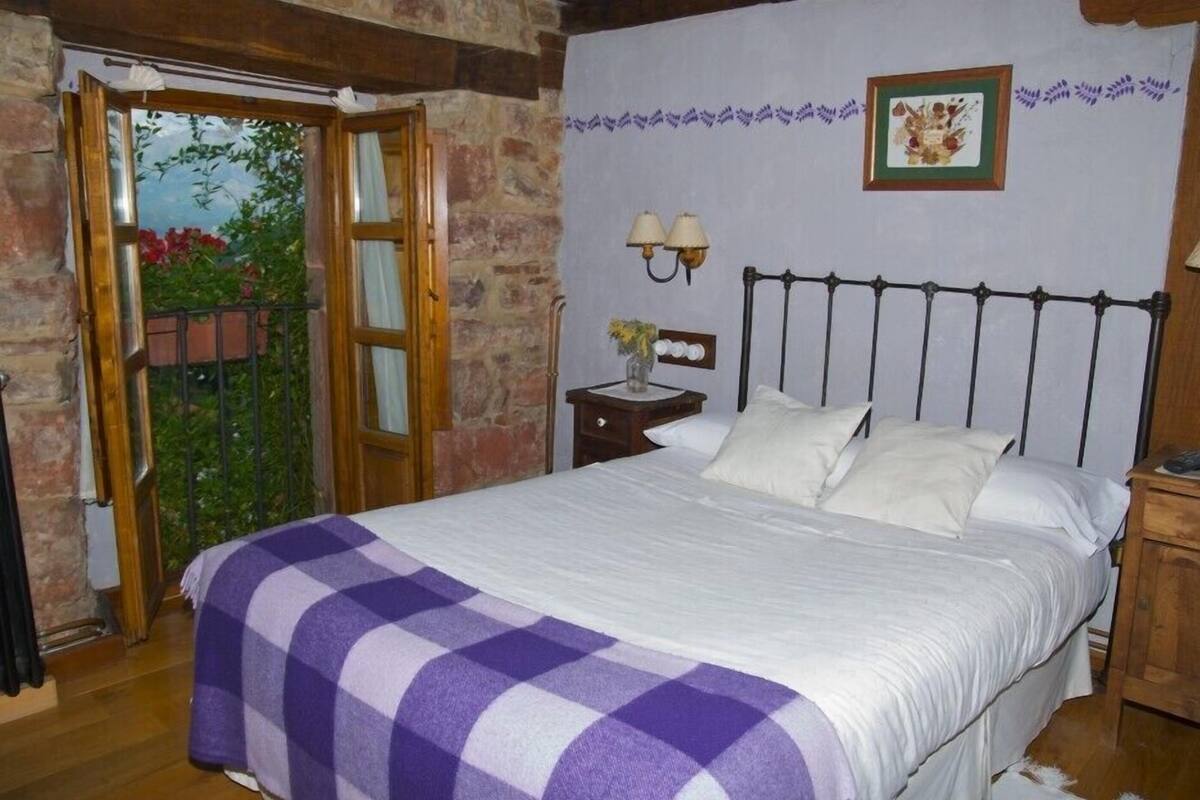 Escritorio, cortinas blackout, cunas y camas plegables/adicionales